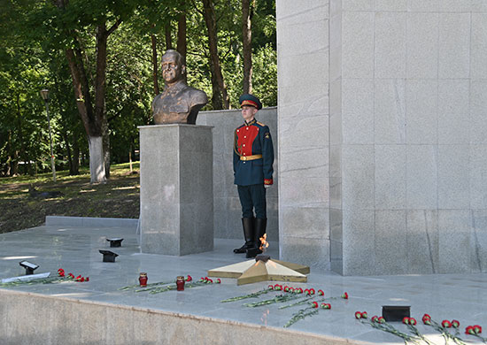 В главном гарнизоне РВСН в День памяти и скорби возложили цветы к памятнику маршалу Победы Георгию Жукову