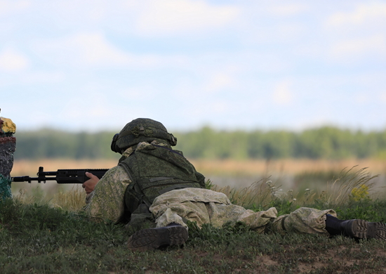 В Кемеровской области мотострелки ЦВО отразили наступление мобильной группы условного противника в ходе занятия