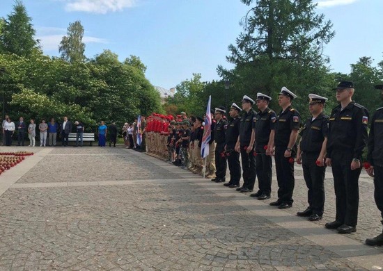 В Кронштадте прошла традиционная акция «Свеча памяти», приуроченная к 82-й годовщине начала Великой Отечественной войны