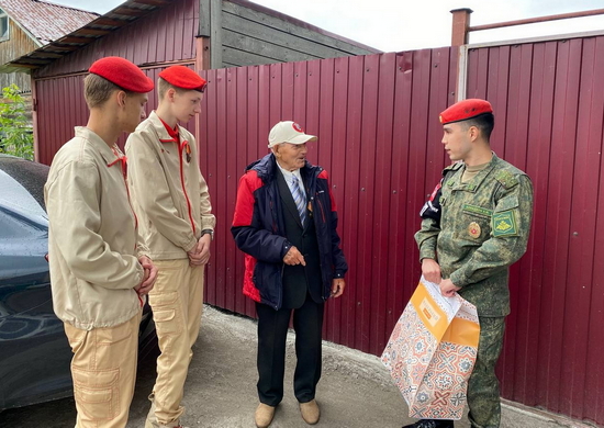 В Омске военные полицейские ЦВО навестили труженика тыла  в День памяти и скорби