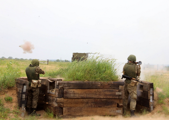 В Приамурье на полигоне Восточного военного округа военнослужащие уничтожили из гранатометов бронетехнику условного противника