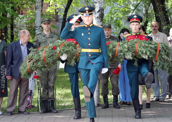В Приамурье в День памяти и скорби военнослужащие Восточного военного округа возложили венки к воинским мемориалам и памятным местам