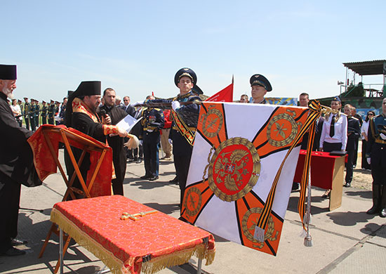 В Ростовской области бомбардировочному авиационному полку ЮВО торжественно вручили Георгиевскую знаменную ленту