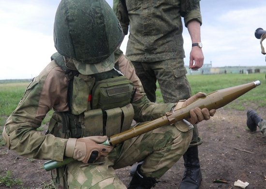 В учебных центрах ВС РФ продолжается подготовка граждан, поступивших на военную службу по контракту