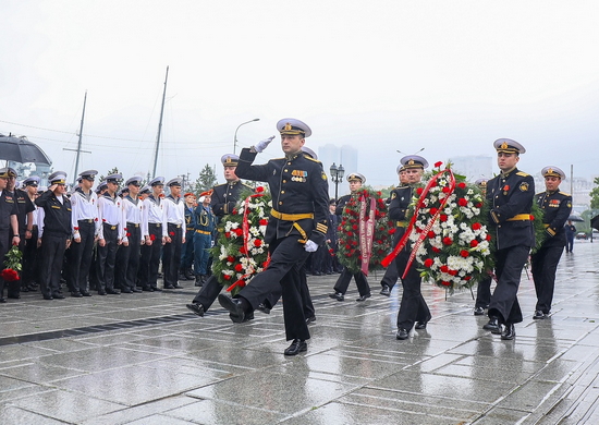 Во Владивостоке командующий Тихоокеанским флотом принял участие в возложении венков к Вечному огню в День памяти и скорби