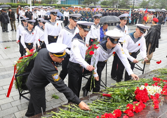 Во Владивостоке командующий Тихоокеанским флотом принял участие в возложении венков к Вечному огню в День памяти и скорби