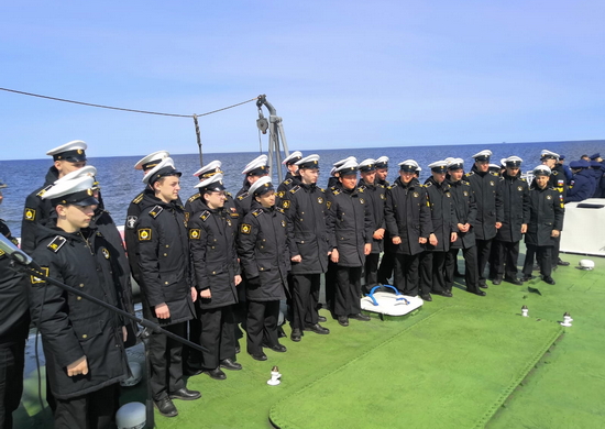 Военнослужащие Балтийского флота и калининградские нахимовцы отдали воинские почести морякам-балтийцам, погибшим в годы Великой Отечественной войны