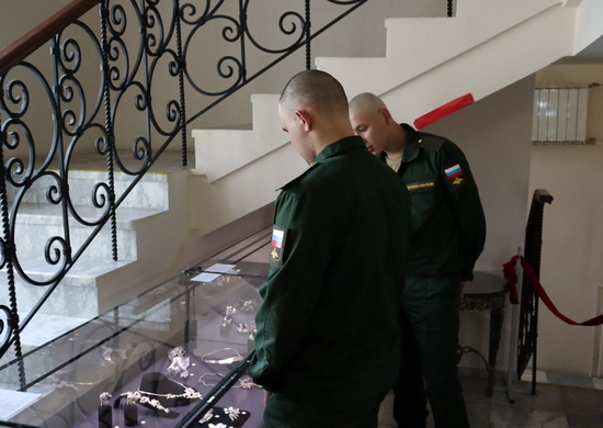 Военнослужащие ЦВО посетили музей истории камнерезного и ювелирного искусства в Екатеринбурге