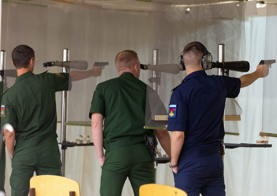 Военнослужащие ЦВО принимают участие в чемпионате ВС РФ по стрельбе из штатного и табельного оружия