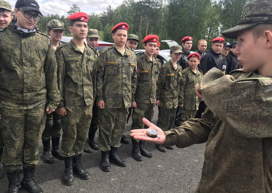 Военнослужащие ЦВО провели занятие для юнармейцев на полигоне под Екатеринбургом