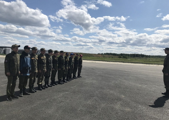 Военнослужащие ЦВО провели занятие для юнармейцев на полигоне под Екатеринбургом