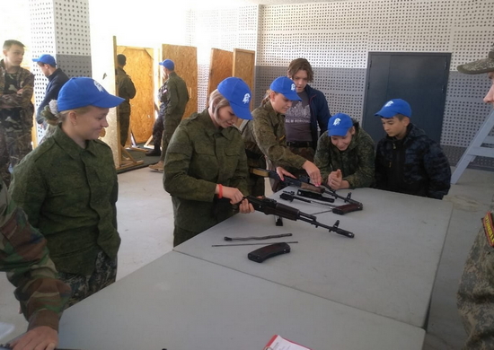 Военнослужащие ЦВО провели занятия для юнармейцев  Свердловской области