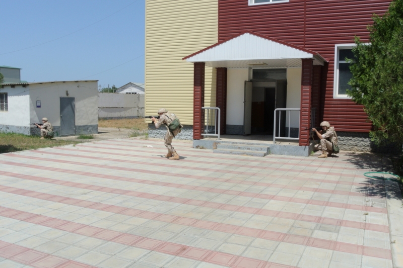 Военнослужащие КФл в рамках тренировки отразили нападение условного противника на территорию воинской части в Каспийске