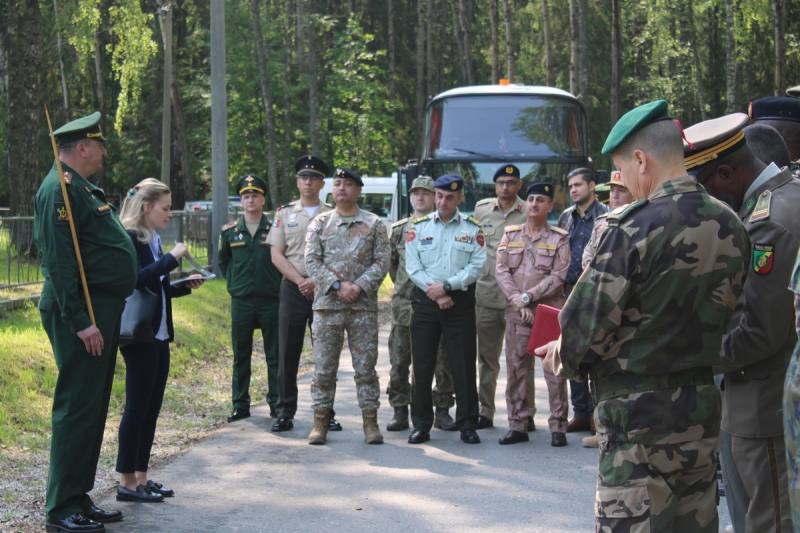 Военные атташе иностранных государства высоко оценили подготовку курсантов в Военной академии РХБ защиты