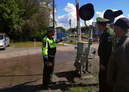 Военные автоинспекторы ЦВО провели акцию за безопасность дорожного движения на железнодорожных переездах