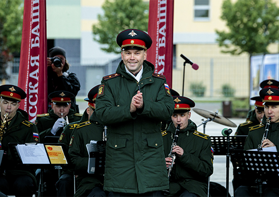 Военные марши и любимые песни прозвучали в парке «Ходынское поле» в исполнении Оркестра курсантов Военного института (военных дирижёров)