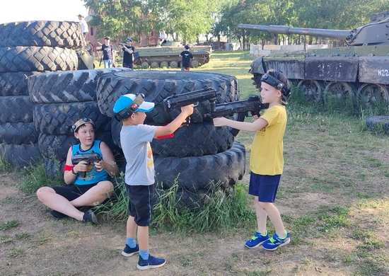 Военные полицейские ЦВО организовали военно-тактическую игру «Лазертаг» для юных свердловчан