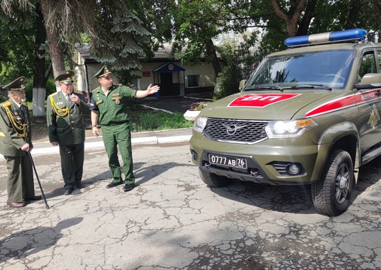 Военные полицейские ЦВО провели экскурсию для фронтовика из Екатеринбурга в День памяти и скорби