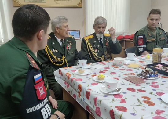 Военные полицейские ЦВО провели экскурсию для фронтовика из Екатеринбурга в День памяти и скорби