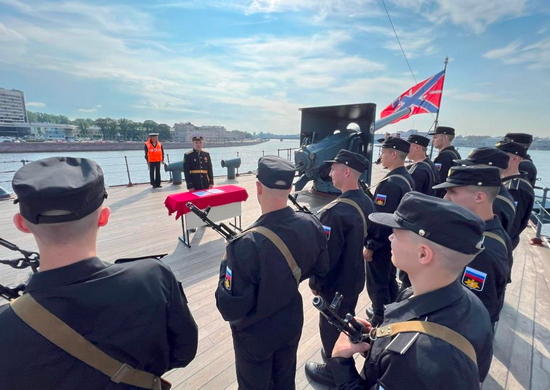 Бойцы роты охраны главного командования ВМФ приняли военную присягу на крейсере «Аврора»