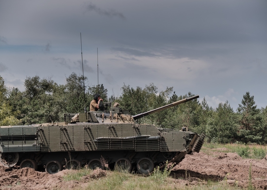 Добровольцы ЦВО проходят подготовку на современных боевых машинах пехоты БМП-3 в тыловом районе проведения СВО