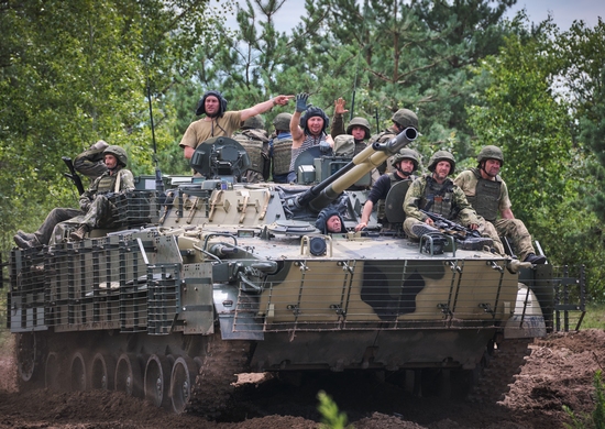 Добровольцы ЦВО проходят подготовку на современных боевых машинах пехоты БМП-3 в тыловом районе проведения СВО