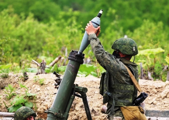Добровольцы на Сахалине совершенствуют мастерство стрельбы из 120-мм миномётов «Сани»