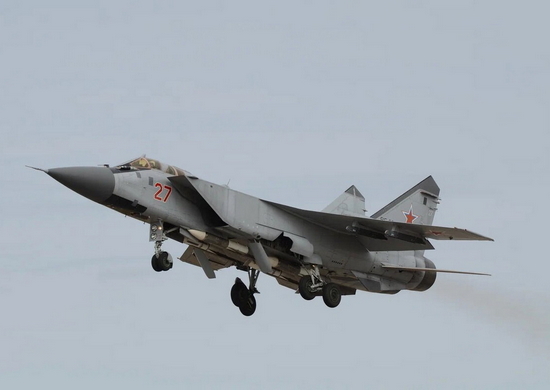 Экипажи МиГ-31БМ ЦВО отработали поиск условного противника в нижних слоях стратосферы в Сибири