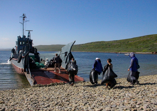Экологи Северного флота и волонтеры провели очистку острова Кильдин от мусора