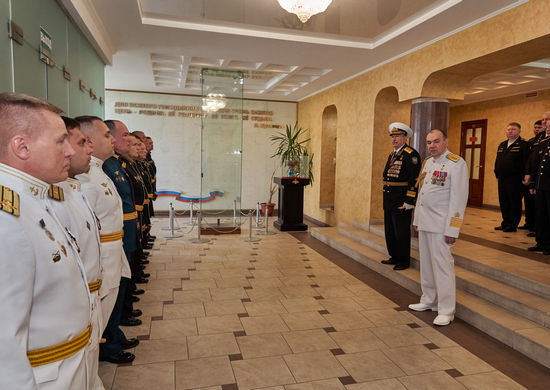 Командующий Северным флотом вручил государственные награды офицерам