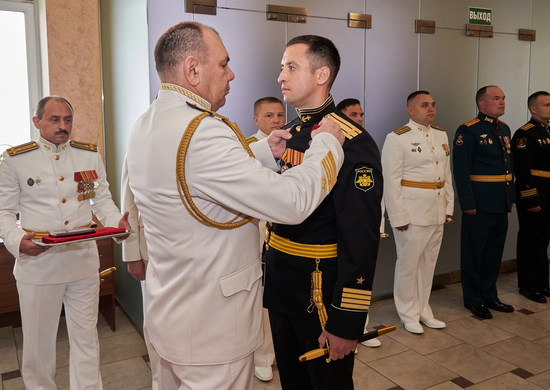 Командующий Северным флотом вручил государственные награды офицерам