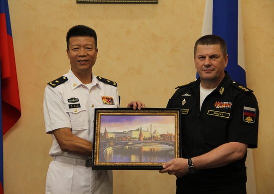 Командующий Тихоокеанским флотом адмирал Виктор Лиина провёл встречу с командованием отряда кораблей ВМС Китая, находящегося с визитом во Владивостоке
