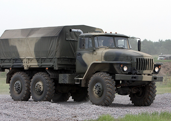 Курсанты-инженеры военного учебного центра УрФУ приступили к отработке вождения на трёхосных грузовиках