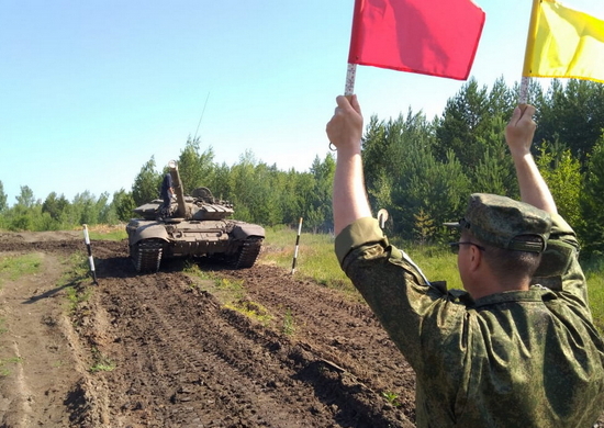Курсанты военного учебного центра УрФУ провели первое вождение танков Т-72 и Т-90 на танкодроме ЦВО