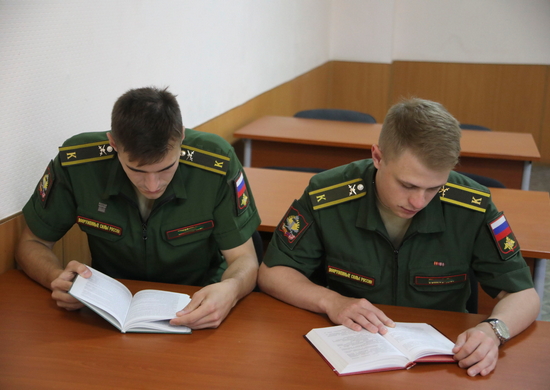 Курсанты Военного университета Минобороны России проходят войсковую стажировку в Тверском соединении ВТА