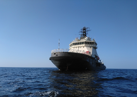 Ледокол «Евпатий Коловрат» совершает переход через Курильские острова в направлении Камчатки