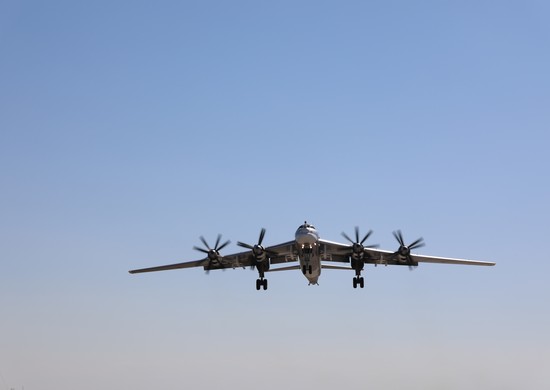 Лётчики дальней авиации проводят летно-тактические учения на Кольском полуострове и в Сибири