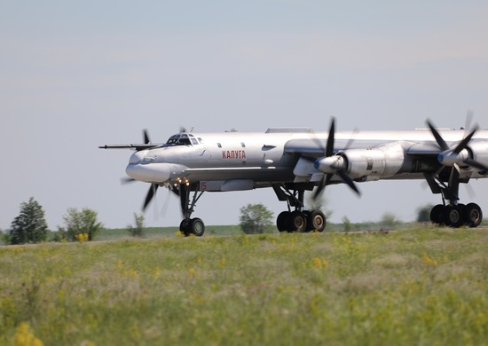 Лётчики дальней авиации проводят летно-тактические учения на Кольском полуострове и в Сибири