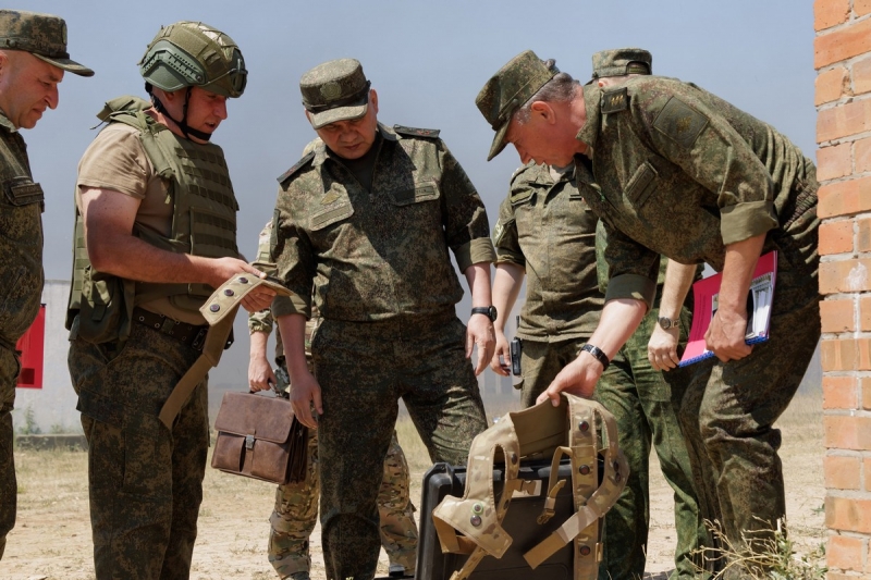 Министр обороны России генерал армии Сергей Шойгу проверил на полигонах Южного военного округа организацию боевой подготовки военнослужащих
