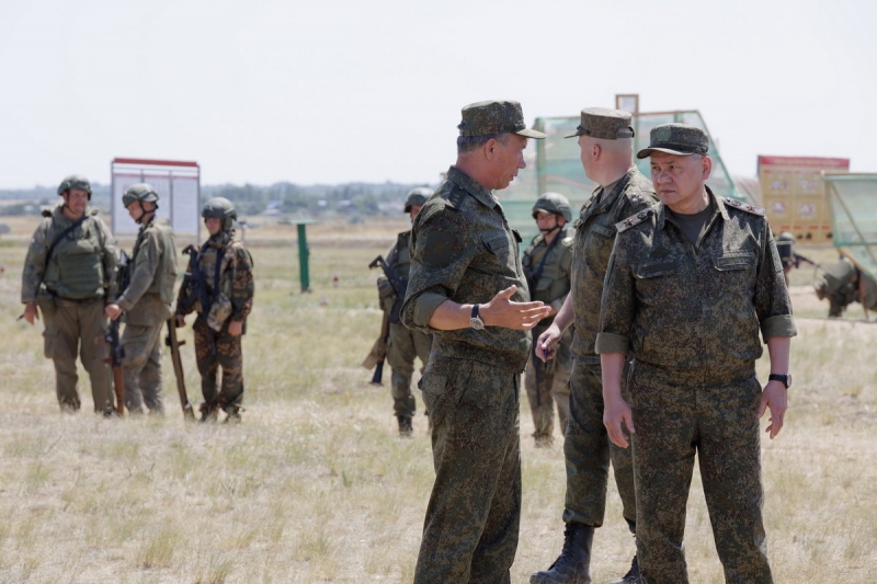 Министр обороны России генерал армии Сергей Шойгу проверил на полигонах Южного военного округа организацию боевой подготовки военнослужащих