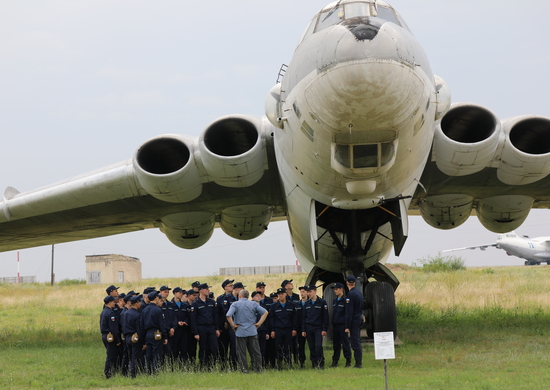 Молодому пополнению провели экскурсию по музею дальней авиации в Саратовской области