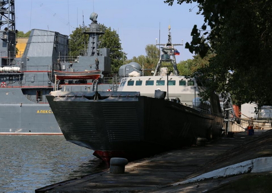 Морские пехотинцы Балтийского флота провели тренировку по погрузке военной техники на десантные катера