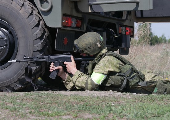Мотострелки ЦВО отразили нападение условного противника на парк боевых машин в Кемеровской области
