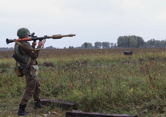 Мотострелки ЦВО уничтожили условного противника в ходе тренировки в Кузбассе