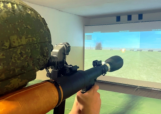 Новобранцы ВВО изучают технику владения стрелковым оружием  на современных тренажёрных комплексах  в Хабаровском крае