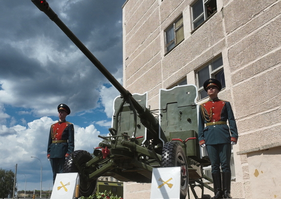 Памятник зенитчикам открыли в танковой дивизии ЦВО в Челябинской области