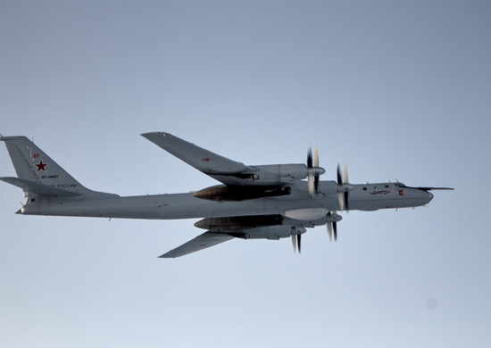 Противолодочный самолет Ту-142 Северного флота выполнил плановый полёт в Арктике
