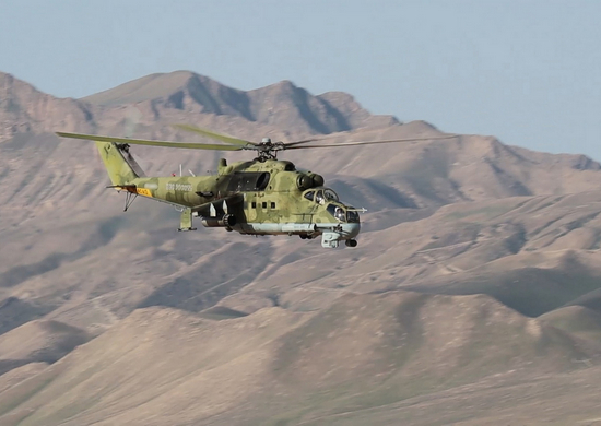 Российские вертолетчики выполнили полеты в условиях жаркого климата Таджикистана