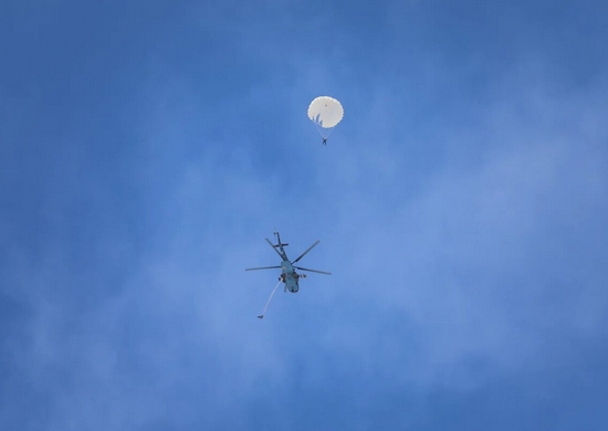 Спасатели ЦВО отработали десантирование с вертолета в Челябинской области