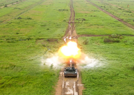 Стрельбы из танков Т-72Б штатным снарядом состоялись на полигоне Восточного военного округа в Приморье